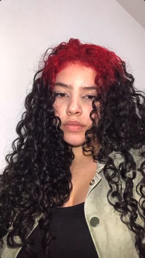 Red Roots Curly Hair, Cool Dyed Curly Hair, Ghost Roots Curly Hair, Dyed Roots, Ghost Roots Hair, Ghost Roots, Hair Chestnut Brown, Brown Hair Curly, Auburn Brown Hair