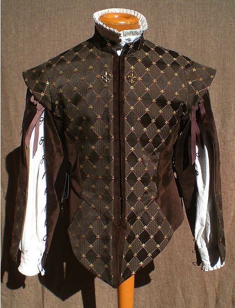 Handsome fleur-de-lys doublet. This in a navy with white or silver  fleurs would be pretty.  Add lighter blue trim on the arms and down the front and it would be GORGEOUS! Rapier Fighter, Patron Costume, Lucerys Velaryon, Mens Garb, Medieval Outfit, Medieval Gown, Medieval Clothes, Fantasy Style, Larp Costume