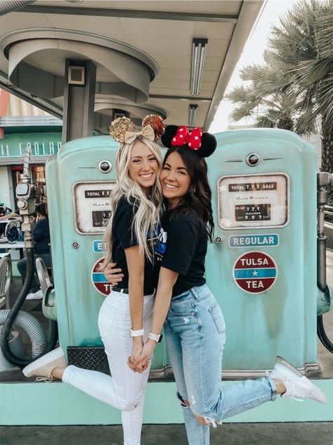 Best Friend Disney Pictures, Disneyworld Pictures, Bestie Photos, Disney Poses, Creative Photography Poses, Beto Carrero World, Disneyland Photography, Disney Fits, Disneyland Princess