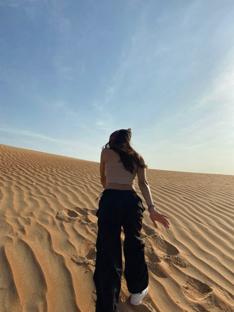 Desert Outfit Ideas Dubai Winter, Desert Pics Instagram, Desert Photo Ideas Instagram, Sand Boarding Outfit, Desert Pics Ideas, Dessert Safari Dubai Outfit Ideas, Desert Pose Ideas, Poses In Desert, Safari Poses