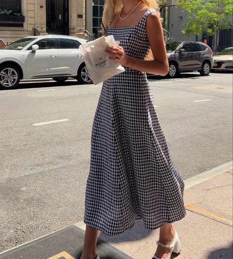 Timeless Summer Dress, Summer Skirt Outfits Aesthetic, Black Gingham Dress Outfit, Gingham Dress Aesthetic, Gingham Dress Outfit Summer, Summer French Outfits, Summer Friday Outfit, Gingham Aesthetic, Italian Summer Dress