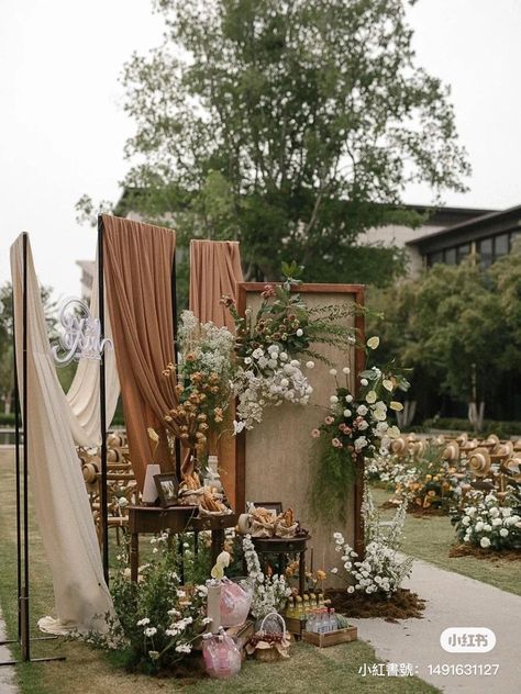 rustic wedding decorating outdoor wedding decorations ideas || Amazing rustic wedding decorations Floral Designer Aesthetic, Boho Entrance Decor Wedding, Earthy Event Decor, Wedding Art Installation, Sundowner Party Decor, Boho Wedding Ceremony Backdrop, Pelamin Rustic, Kitchy Decor, Outdoor Wedding Entrance