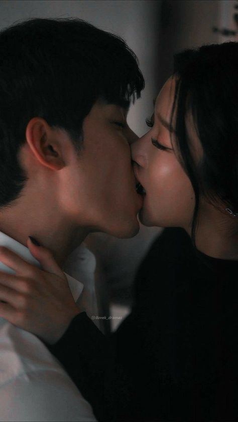 #seo #seoyeji #kimsoohyun #seoyejiandkimsoohyun #yejiandsoohyun #itsokaynottobeokay Couple Goal Outfits, Anna Mcnulty, Ye Ji, Lovecore Aesthetic, Romantic Couple Kissing, Korean Drama Romance, Couple Kissing, Its Okay To Not Be Okay, Romantic Videos Couples