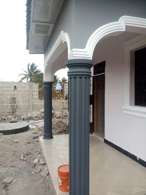 Exterior House Pillar Design, Piller Design Columns Pop, House Collums Front Porches, Exterior Pillar Design, Pillar Design Exterior Entrance, Front Pillar Design, Pillar Design Interior, House Pillar Design, House Pillars