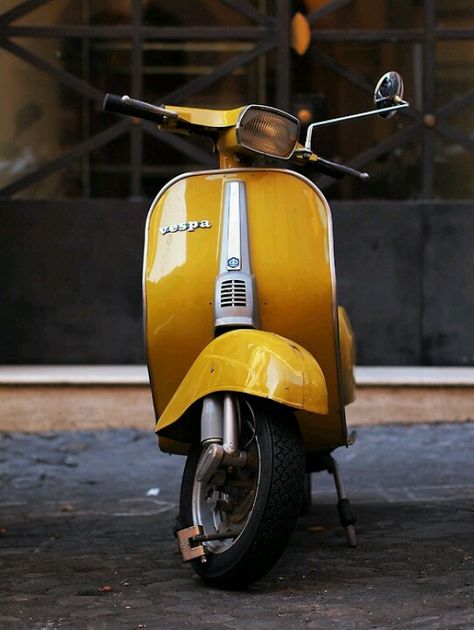 Mustard Vespa! Vespa 50 Special, Vespa Smallframe, Vespa Models, Scooters Vespa, Vespa 50, Classic Vespa, Vespa S, Vintage Scooter, Vintage Vespa