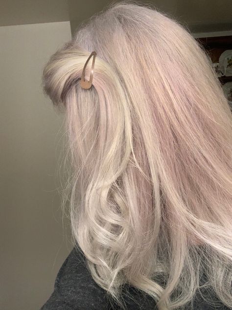 Platinum Blonde With Lavender Highlights, Purple Platinum Hair, Blonde Violet Hair, Purple Toned Hair, Lavender Blonde, Silver Purple Hair, Purple Toner, Purple Blonde, Blonde Toner