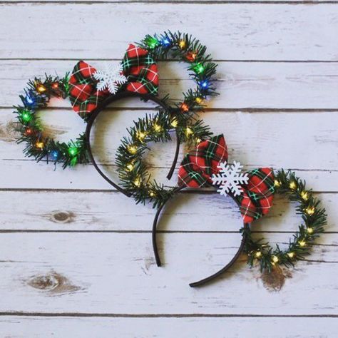 Christmas Disney Ears, Disney Christmas Tree Decorations, Diy Disney Ears, Disney Christmas Decorations, Diy Mickey Ears, Chirstmas Decor, Disney Christmas Tree, Disney Mouse Ears, Garland Wreath