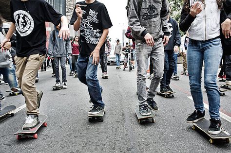 Skaters Urban Tribes, Baggy Pant, Skateboard, Fashion Dresses, Tv, Sports, Pants, Trousers