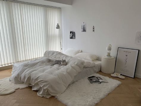 Beds On Floors Ideas, Minimalist Bedroom Bed On Floor, Bed On Floor Ideas Aesthetic Minimalist, No Bedframe Bedroom, Softframe Bed Aesthetic, Bed On The Floor Ideas Korean, No Bedframe, Korean Bedroom Two Beds, Easy Room Decor