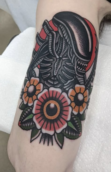 Xenomorph Tattoo Traditional, Alien Movie Tattoo, Hellraiser Tattoo, Alien Tattoo Xenomorph, Xenomorph Tattoo, Predator Tattoo, Horror Sleeve, Fake Skin Tattoo, Horror Tattoos