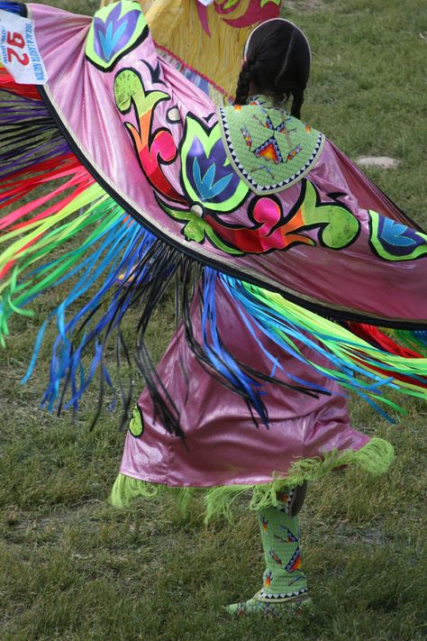 Female Native American, dancing the "Shawl Dance." Great work on the costume, also. Fancy Shawl Regalia, Powwow Outfits, Fancy Shawl, Native American Dance, Powwow Regalia, Native American Regalia, Native Dress, Native American Clothing, Native American Pictures