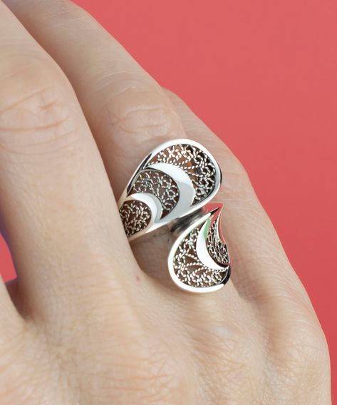 💍 Transform your style with our exquisite 925 Sterling Silver Bypass Ring! 🌿✨ Designed with intricate filigree art and a unique leaf-shaped wrap, this stylish, wavy cocktail ring will make every outfit stand out. Perfect for any occasion, or as a gift for someone special. Click the link to learn more or to add this stunning piece to your collection! ⬇️ 🔗 https://nuel.ink/6kyYiv #JewelryAddict #SterlingSilver #CocktailRing #FiligreeArt #StylishJewelry #EtsyFinds Art Ring, Silver Polish, Bypass Ring, Jewelry Safe, Wrap Ring, Statement Ring Silver, Box Making, Rose Quartz Gemstone, Sterling Silver Filigree