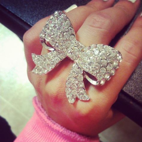 Neeeeeed! <3 I have a neckalace JUST like this... I need to make it a pair. ;) Trashy Y2k Aesthetic, The Bling Ring, Art Kawaii, Trashy Y2k, Bow Ring, Bling Rings, Jersey Shore, Girly Jewelry, Dream Jewelry