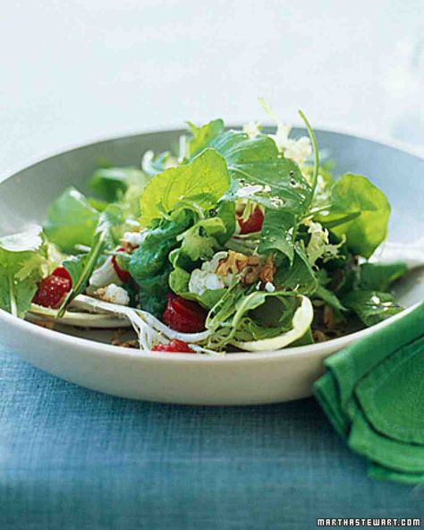 Arugula, Frisee, and Red-Leaf Salad with Strawberries Salad With Strawberries, Endive Salad, Red Leaf Lettuce, Roast Zucchini, Bread Salad, Strawberry Salad, Healthy Salad Recipes, Healthy Salads, Green Salad