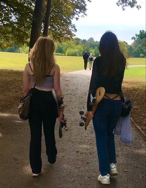 Aesthetic photo idea of skateboard friends Skater Girlfriend Aesthetic, Evie Core, Aesthetic 00s, Forever Pictures, Friends Forever Pictures, Skateboarding Aesthetic, Skateboard Photos, Skateboard Aesthetic, Friend Stuff