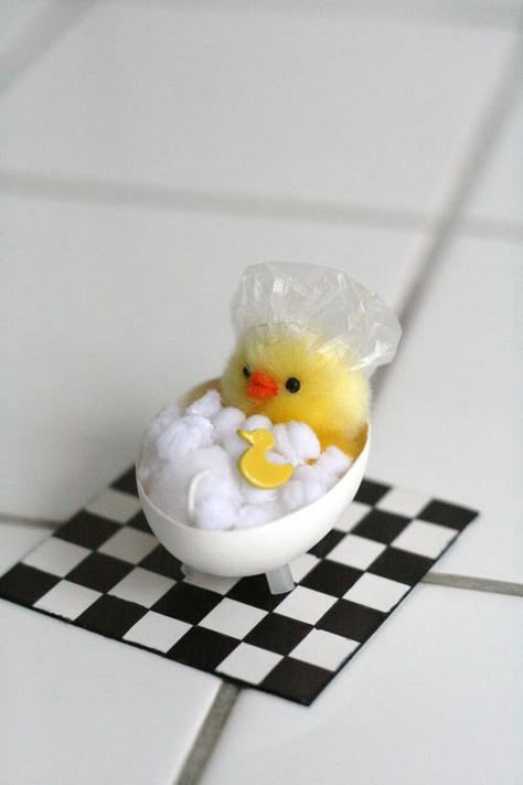 Egg Crafts - 80 Creative and Fun Easter Egg Decorating and Craft Ideas 달력 디자인, Easter Egg Crafts, Easter Projects, Egg Crafts, Coloring Easter Eggs, Easter Time, Easter Egg Decorating, Hoppy Easter, Rubber Ducky