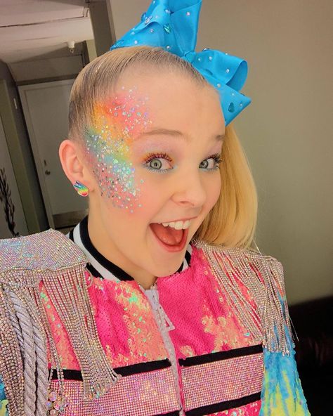 I did this!!🌈⚡️💕🎉💚🤩 I’m Having fun playing makeup everyday on tour.... but I’m ready for @ddkaz to come play again! I love you DD! Jojo Siwa Bedroom, Jojo Siwa Costume, Bedroom Decor Ideas Diy, Jojo Outfits, Jojo Siwa Birthday Cake, Bows Party, Jojo Siwa Outfits, Nickelodeon Slime, Glitter Bar