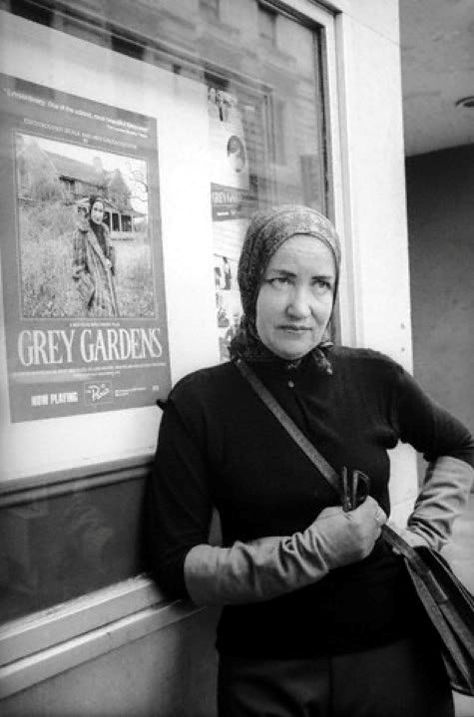 Little Edie posing by the poster at the Grey Gardens premiere. Grey Gardens House, Edie Bouvier Beale, Edith Bouvier Beale, Edie Beale, Little Edie, Holiday Quote, Hampton New York, Gray Gardens, Best Costume