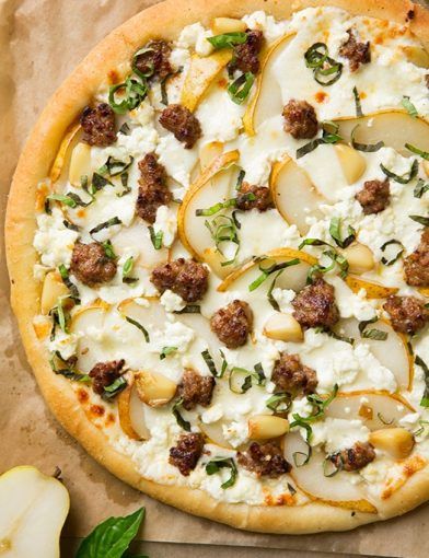 Pear Goat Cheese and Italian Sausage Pizza with Roasted Garlic and Fresh Basil - Cooking Classy Pear Goat Cheese, Italian Sausage Pizza, Pizza Gourmet, Prosciutto Pizza, Sausage Pizza, Pizza Making, Pizza Recipes Homemade, God Mat, Cooking Classy