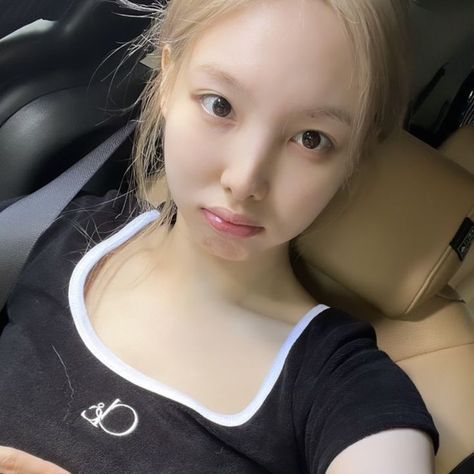 Blonde Nayeon, Lim Nayeon, Haircut Selfie, Photo Hijab, Nayeon Icons, Na Yeon, Cute Hairstyle, Bare Face, Twice Nayeon