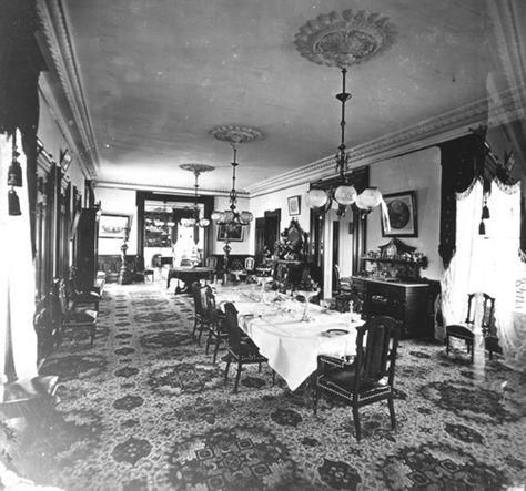 Dining room 1870's | Flickr - Photo Sharing! Mansion Dining Room, Mexican Room, Victorian Dining Room, Historic Home Interiors, Irish Architecture, Dining Room Black, Victorian Interior Design, Victorian Interior, Victorian Interiors