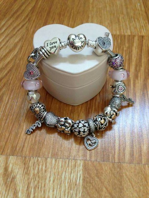 Nothing but heart's and love Full Pandora Charm Bracelet, Full Pandora Bracelet, Pandora Valentine, Pandora Bracelet Charms Ideas, Pandora Bracelet Designs, Valentines Bracelets, Pandora Pink, Pandora Bracelet Charms, Large Hole Beads