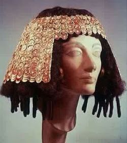 Egyptian Occult History: Lecture: The history of wigs in Ancient Egypt Ancient Egyptian Hairstyles, Egyptian Wig, Ornamental Jewelry, Egypt Clothing, Asoiaf Fashion, Egyptian Headdress, Ancient Egyptian Fashion, Thutmose Iii, Egyptian Hairstyles