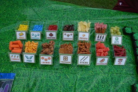 Minecraft Party Drink Ideas, Minecraft Party Treats, Minecraft Appetizers, Minecraft Party Snack Ideas, Minecraft Birthday Party Snacks, Mindcraft Party Food, Minecraft Candy Table, Minecraft Pretzels, Minecraft Birthday Treats