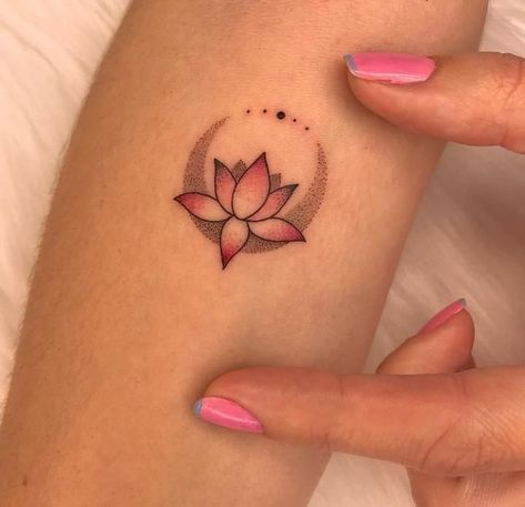 Simple Lotus Tattoo Small, Lotus Tattoo Design For Women, Lotus Tattoo Wrist, Tatooo Delicadas, Simple Lotus Flower Tattoo, Simple Lotus Tattoo, Tatuaje Cover Up, Lotusblume Tattoo, Small Lotus Tattoo