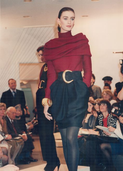 A model wearing a ribbed turtleneck bodysuit with a Merino wool cowl and a twill skirt in the fall 1987 Donna Karan show. - The Cut Donna Karan 90s, Dona Karan, 1990s Runway, Executive Woman, Wool Cowl, Twill Skirt, Turtleneck Bodysuit, 1980s Fashion, Ribbed Turtleneck