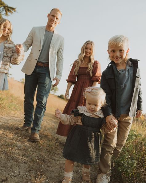 The few families I get to capture hold a special place in my heart <3 Casual Family Photoshoot, Fall Family Photoshoot Ideas, Family Photoshoot Fall, Picture Ideas Family, Family Photos Outfits, Outfits For Family Pictures, Photoshoot Ideas Family, Fall Family Photoshoot, Family Picture Ideas