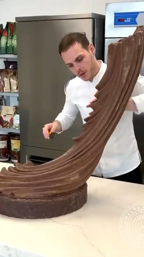 Chocolate Sculpture, Chocolate Work, Chocolate Sculptures, Chocolate Creations, Chocolate Ideas, Amazing Food Art, Chocolate Art, Amazing Food, Food Art