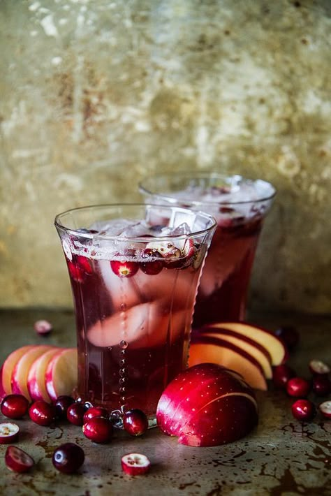 Apple Cranberry Moscow Mules Cranberry Moscow Mule, Vodka Cranberry, Thanksgiving Cocktail Recipes, Moscow Mules, Thanksgiving Cocktails, Christmas Drink, Sazerac, Winter Cocktails, Vodka Drinks