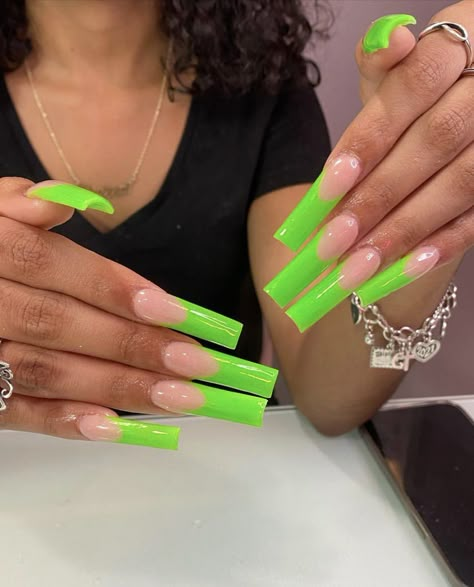 Toes Ideas, Nail Aesthetics, Lime Green Nails, Green Acrylic Nails, Nails Glossy, Celebrity Nails, Nails Stiletto, Glazed Donut, Chanel Sneakers