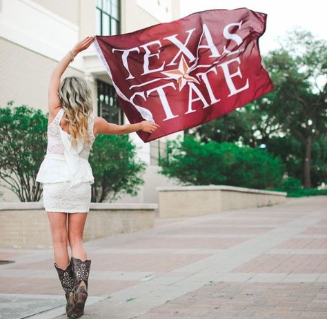 College Tee Shirt Senior Pictures, Senior Picture College Reveal, College Reveal Picture, Txst University, College Shirt Pictures, College Reveal Photoshoot, College Announcement Pictures, College Photoshoot, Graduation Things