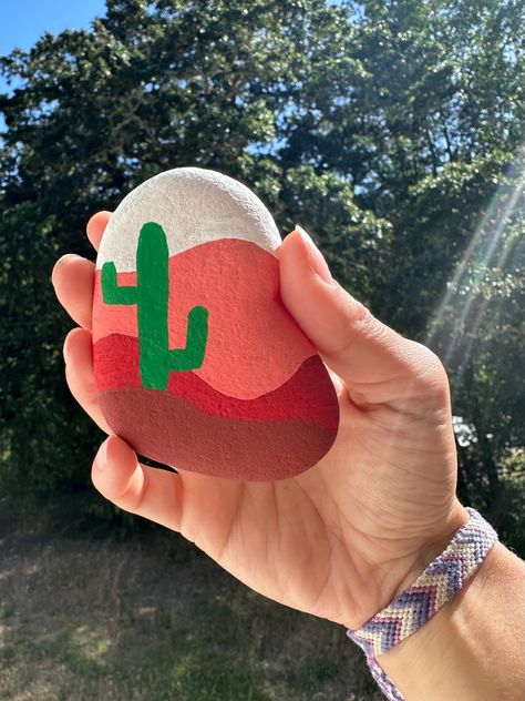 Painting Rock Ideas Aesthetic, Rick Paintings Easy, Best Rock Painting Ideas, Color Rocks Ideas, Cactus Rock Painting Ideas, Arizona Painted Rocks, Cute Things To Paint On Rocks Easy, Painted Rocks Preppy, Drawing On Stones Ideas