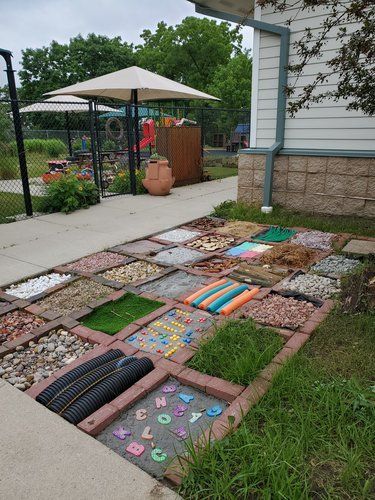 Kindergarten Yard, Natural Landscape Playground, Natural Playgrounds Preschool, School Nature Garden, Natural Playground Ideas Preschool, Outdoor Sensory Space, Sensory Garden Preschool, Sen Playground Ideas, Outdoor Classroom Garden