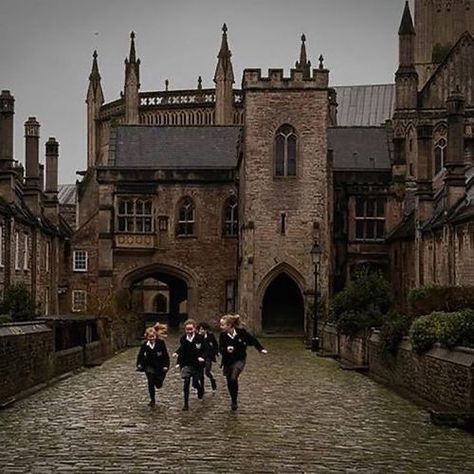 Private School Uniforms, Boarding School Aesthetic, Dark Academia Aesthetic Wallpaper, Hufflepuff Aesthetic, Night School, Dark Academy, Aesthetic Dark Academia, Dark Images, Hogwarts Aesthetic