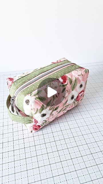 Hand Sewn Crafts, Kid Quilts Patterns, Pouch Making, Pouch Design, Quilted Bags, Pouch Diy, Quilting Videos, Diy Bag Designs, Sewing Tutorials Clothes