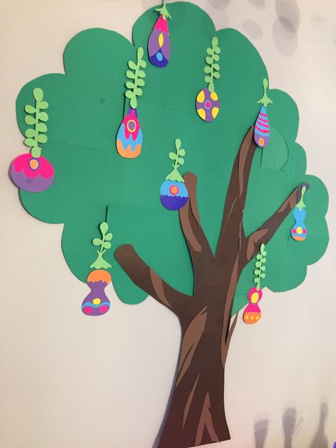 "Trolls" tree with Trolls pods Trolls Classroom Decorations, Trolls Room Ideas, Trolls Classroom Theme, Trolls Decorations Ideas, Trolls Backdrop Ideas, Trolls Trunk Or Treat, Trolls Decor, Trolls Crafts, Trolls Craft