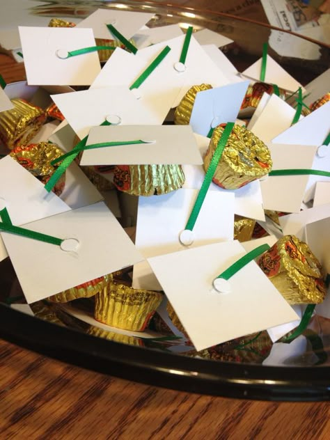 Easy DIY graduation open house party favors. Graduation Open House Ideas, Open House Parties, Graduation Food, Graduation Open House, Graduation Party High, Open House Ideas, Senior Graduation Party, Graduation Party Foods, Graduation Open Houses