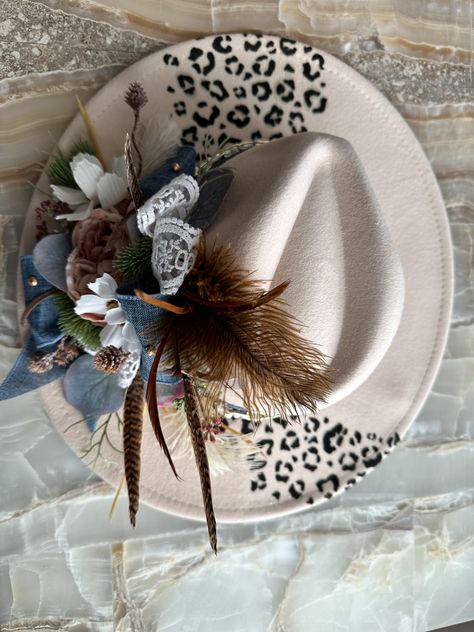 Fedora Hat Decorating Ideas, Decorated Fedora Hats, Custom Cowgirl Hats Western, Custom Western Hats For Women, Decorated Hats Ideas, Western Hats For Women Boho, Felt Hat Designs, Burnt Hat Design Ideas, Custom Felt Hats