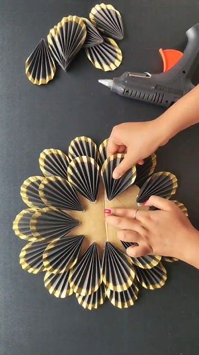 Idee Cricut, Seni Dan Kraf, Diy Crafts Paper, Crafts Paper Flowers, Wall Decor Crafts, Flowers Craft, Paper Craft Diy Projects, Handmade Paper Crafts, Diy Paper Crafts Decoration