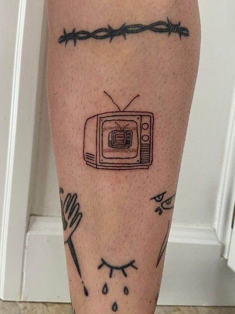 Crt Tv Tattoo, Old Computer Tattoo, Box Tv Tattoo, Vintage Tv Tattoo, Tv Head Tattoo, Tv Tattoo Retro, Tv Tattoo Ideas, Old Tv Tattoo, Television Tattoo