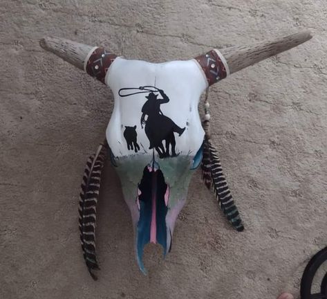 Painted Cow Skull Ideas, Painted Skull Ideas, Cow Head Painting, Cow Skull Painting Ideas, Cow Skull Painting, Deer Mount Ideas, Animal Skull Decor, Painting Skull, Deer Skull Art