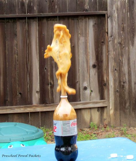 Coke And Mentos, Mentos And Coke, Elephant Toothpaste Experiment, Homeschool Science Experiments, Science Week, Science Experiments For Preschoolers, Science Party, Preschool Science, Diet Coke