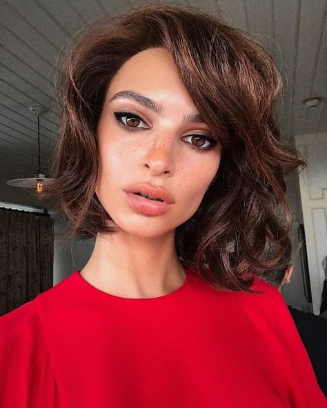 Emily Ratajkowski's Retro Bob, Lily Aldridge's Denim Eyes, and More of This Week's Best Beauty Moments Photos | W Magazine Retro Bob, Modern Bob Haircut, Shortish Hair, Barely There Makeup, Brown Eyes Pop, Trendy We Fryzurach, Modern Bob, Girl With Green Eyes, How To Make Brown