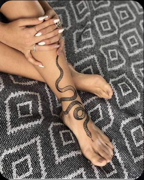 Tu es une jeune fille vivant dans des quartiers qui craignent, tu te … #fictionpouradolescents # Fiction pour Adolescents # amreading # books # wattpad Tag Tattoo, Tiny Foot Tattoos, Traditional Snake Tattoo, Tattoo Snake, Tattoo Placements, Tattoo Diy, Serpent Tattoo, Foot Tattoos For Women, Snake Tattoo Design