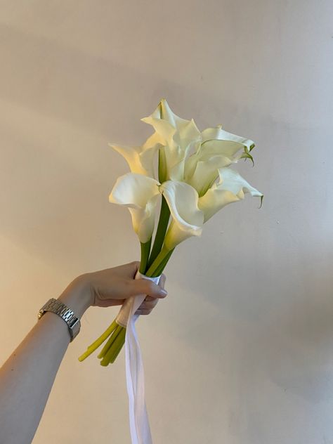 Simply Wedding Bouquets, Pretty Simple Bouquet, Bridesmaid One Flower, Cala Lily Bouquets Bridesmaid, Wedding Bouquets Small Simple, Single Bloom Wedding Bouquet, Simplistic Wedding Flowers, Bridesmaid Simple Bouquet, Mini Bride Bouquet