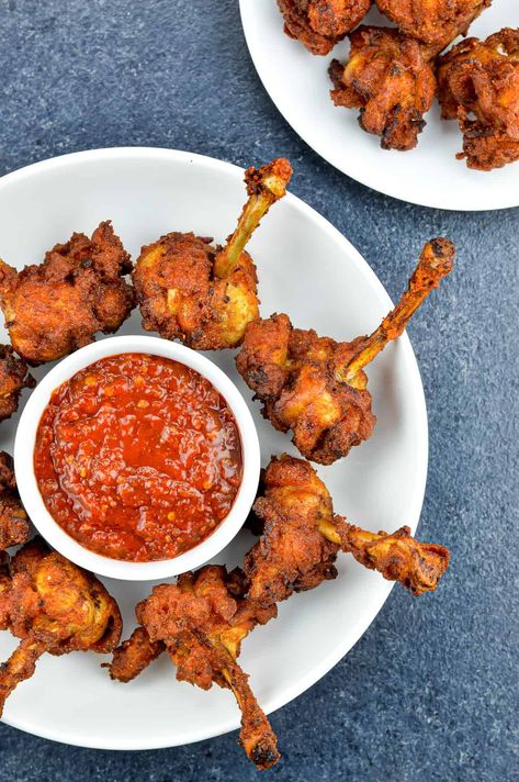 How to Make Restaurant Style Chicken Lollipops at Home from Scratch (using chicken lollipop pieces that are made from chicken wings). A quick and easy recipe to make crispy and delicious restaurant style chicken lollipop dry at home (from scratch) - and all under 30 minutes of active cooking time! #chickenlollipop #chickenappetizer #indianchickenappetizer #indianchickenstarter Food Chekan, Chicken Lollipops Recipe Indian, Chicken Lollipops Recipe, Chicken Appetizers Easy, Easy Indian Appetizers, Chicken Lollipop, Cups Recipes, Lollipop Recipe, Soup Homemade